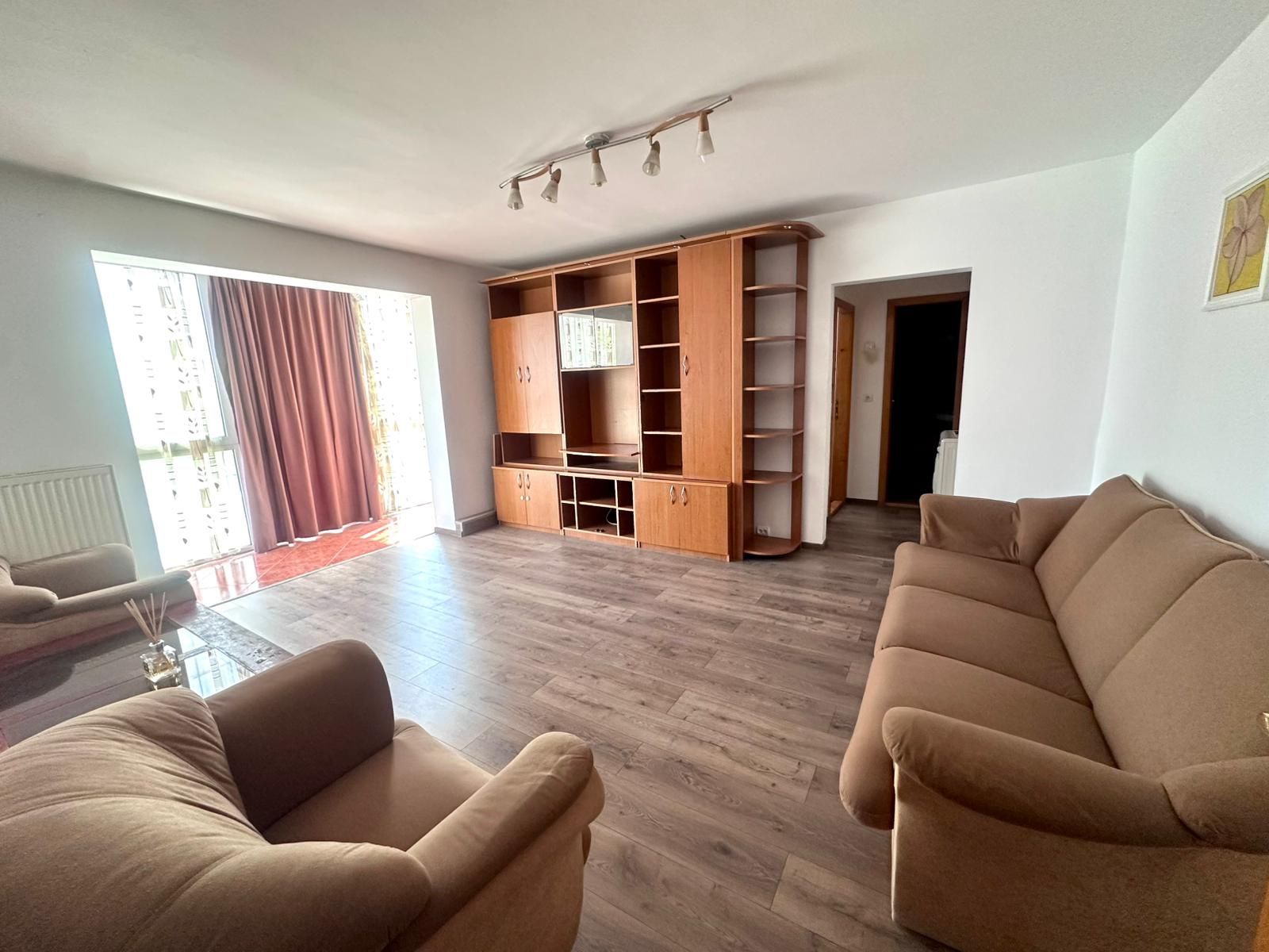 Apartament 3 camere, 70mp, decomandat, zona Spitalul Judetean