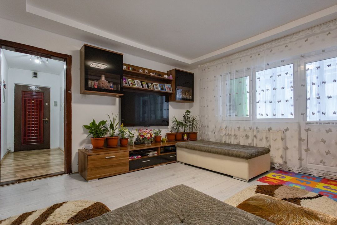 De vânzare apartament 3 camere decomandate, parter, stațiunea Buziaș