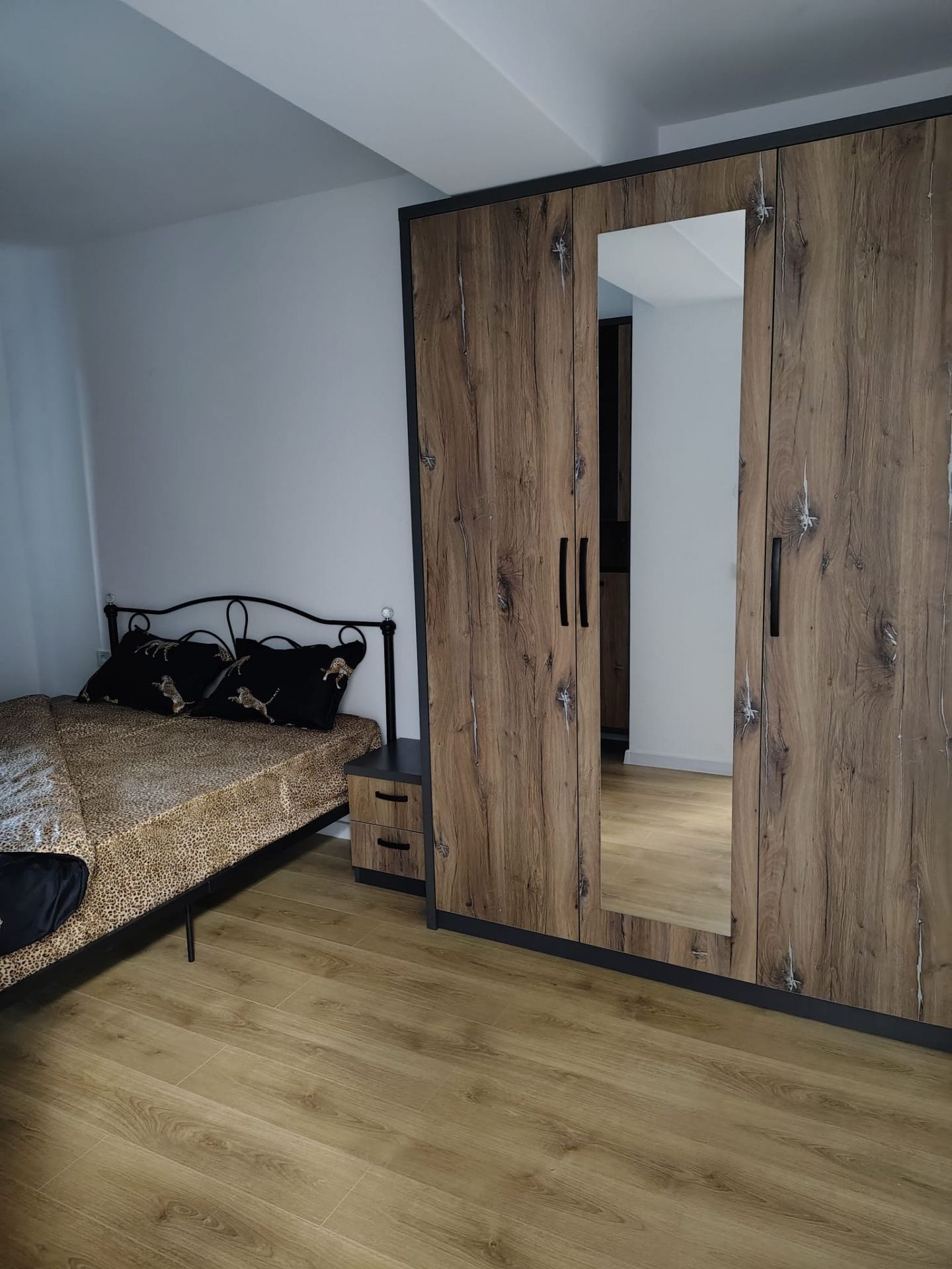 Apartament 3 camere moderne zona Calea Surii Mici — fotografia 3