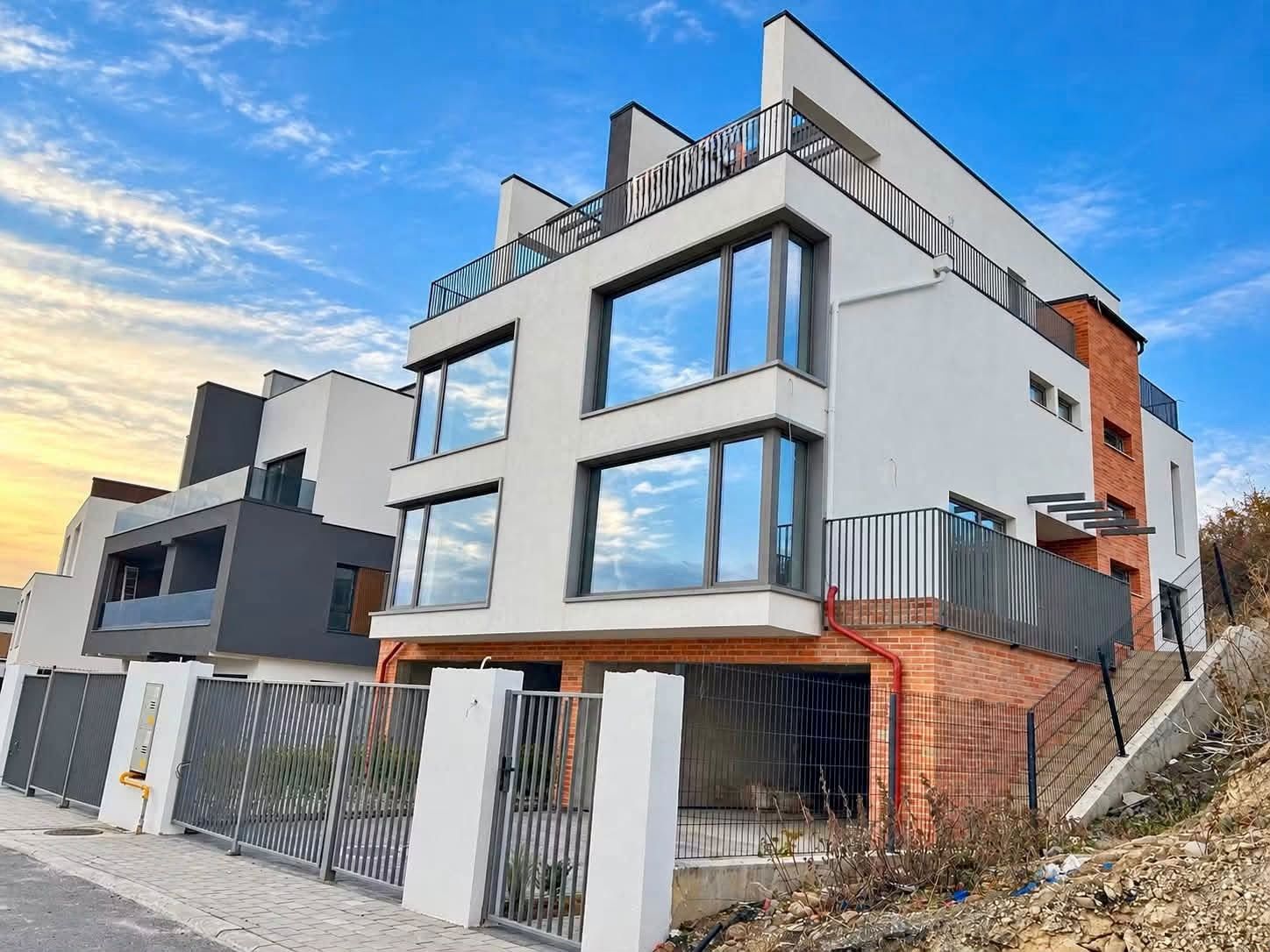 Unitate duplex, 170mp cu garaj in Voronet