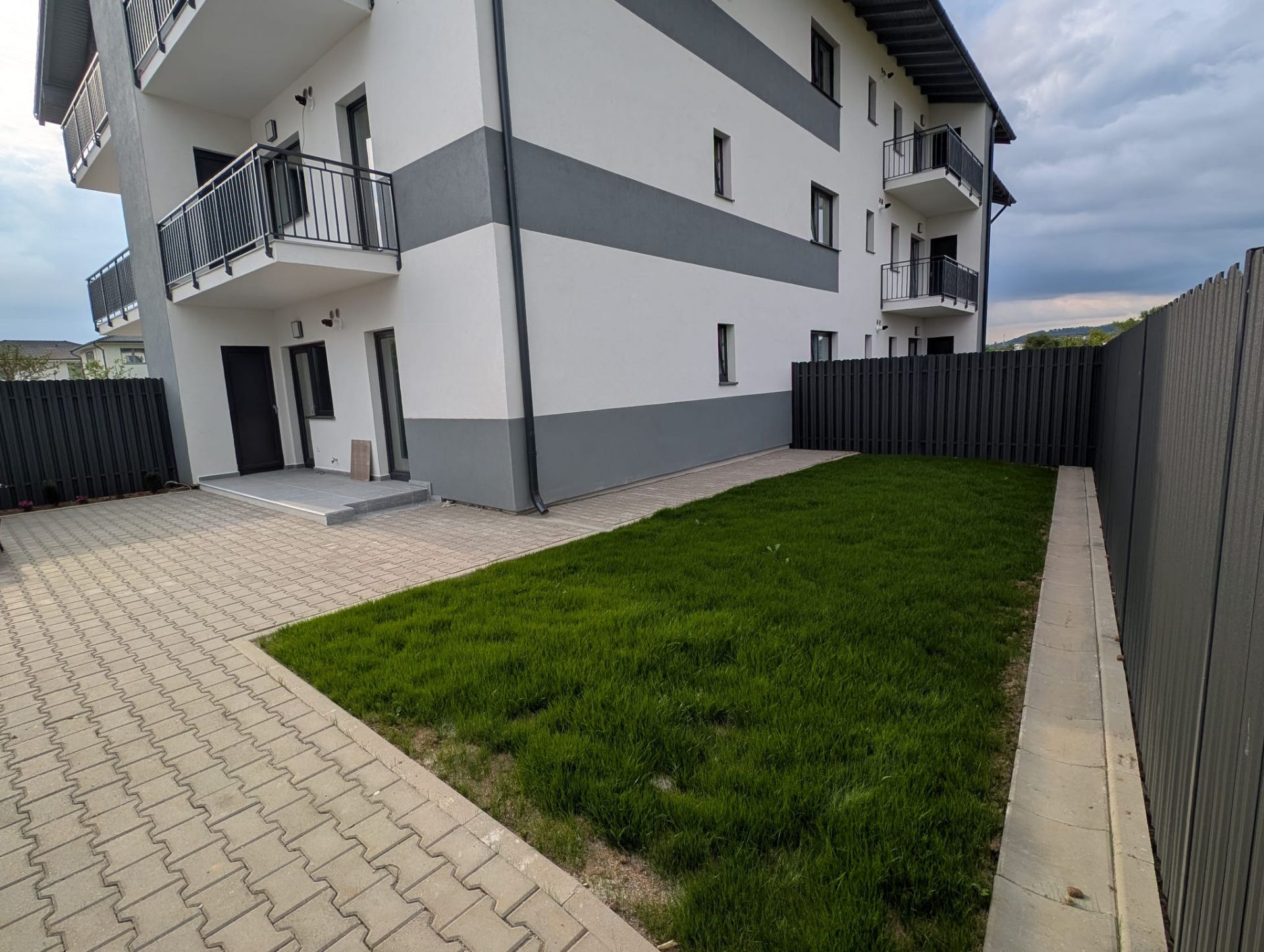 De vanzare apartament 2 camere si curte proprie 90 mp