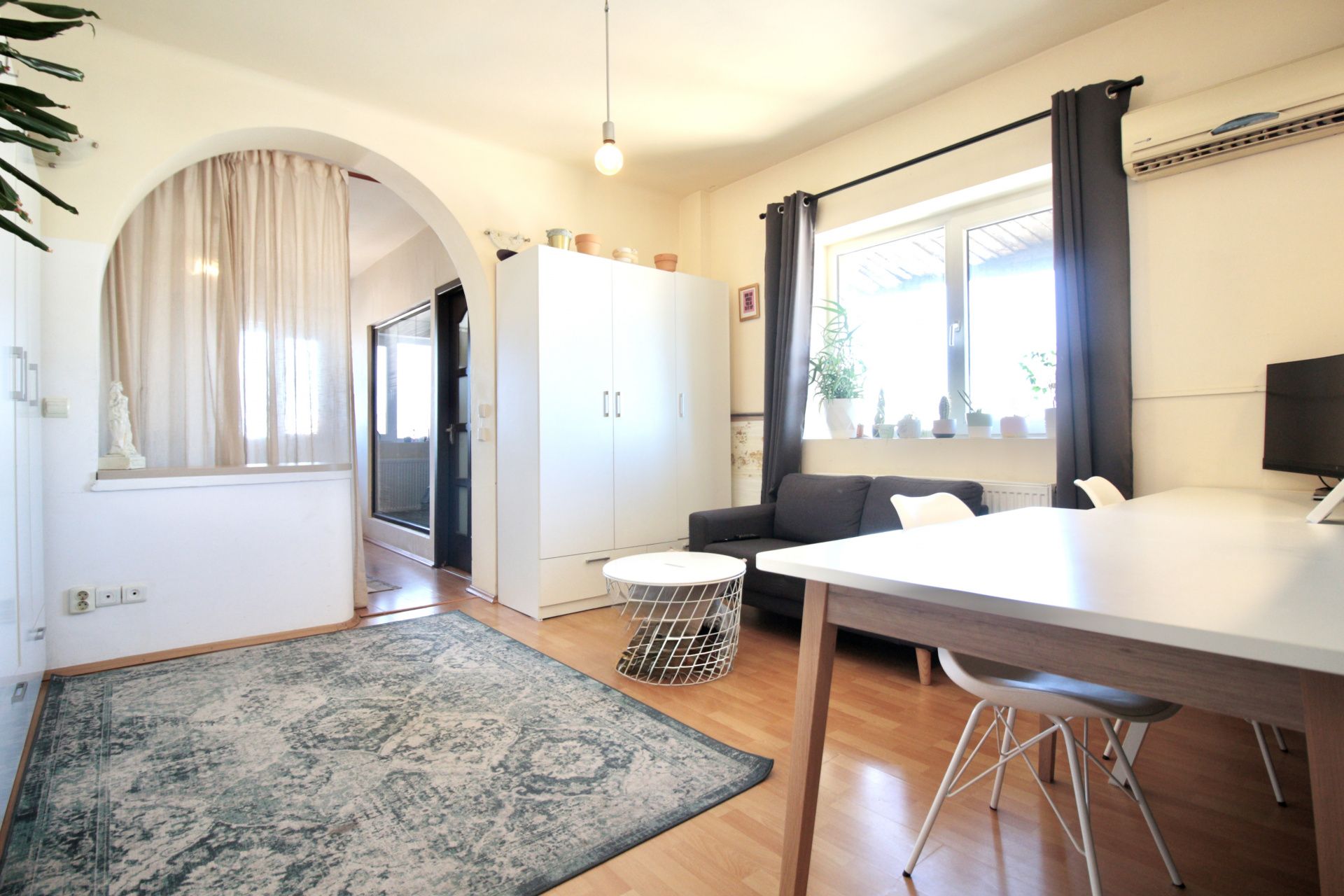 IANCU DE HUNRDOARA, DOROBANTI- LONDRA, STUDIO COCHET, MOBILAT COMPLET!