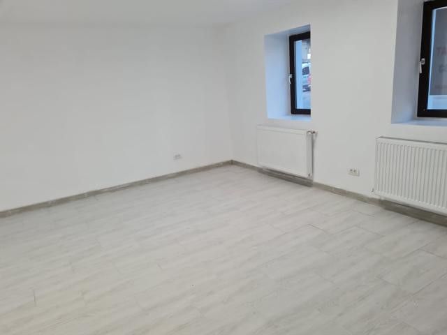Spatiu Central parter, stradal, vad langâ Zinca Golescu, parcare